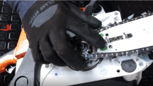 cómo ensamblar una motosierra ms250 cadena pin coincidiendo con el orificio del sable Equipmaster